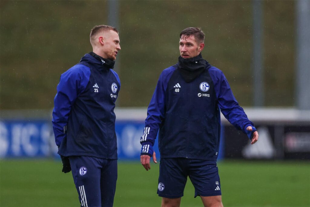 27.11.2023, Fussball, Saison 2023/2024, 2. Bundesliga, Training FC Schalke 04, v. l. Timo Baumgartl (FC Schalke 04), Sebastian Polter (FC Schalke 04)



Foto: Tim Rehbein/RHR-FOTO