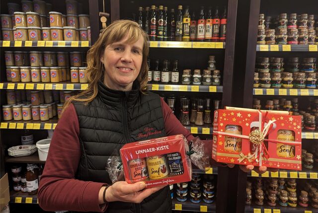 Annett Kyncl, Inhaberin des Senfladens Unna, in ihrem Geschäft