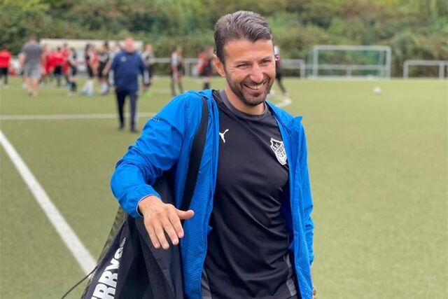 Fatih Bas lacht.