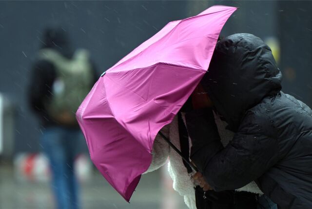 Frau mit Regenschirm.