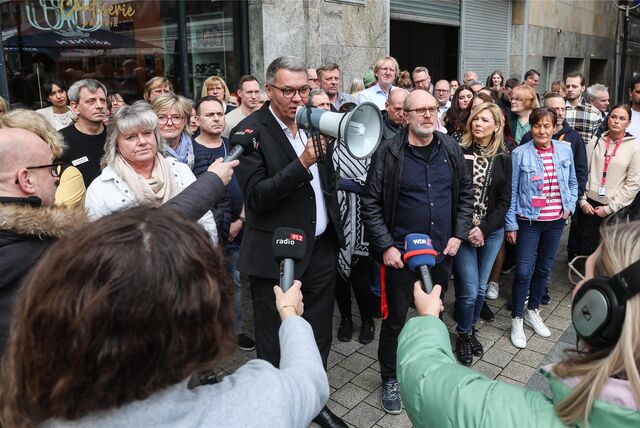 Im März tritt OB Westphal vor die Belegschaft und kündigt an, dass die Stadt notfalls eine eigene Einrichtung ins Karstadthaus verlegen werde.