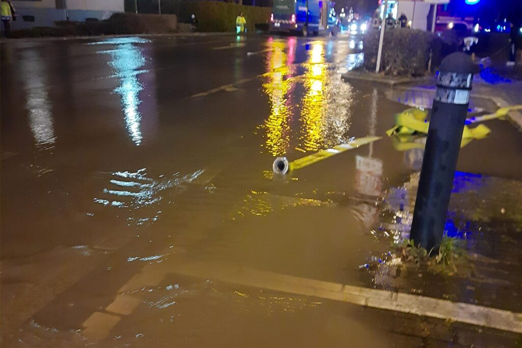 Die Feuerwehr setzt Schläuche im Kampf gegen die Überschwemmung ein.