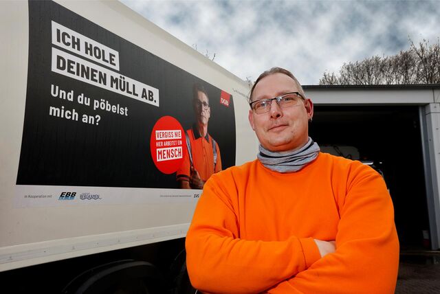 Jens Schnabel vor dem Müllwagen mit dem Appell an Bergkamens Bürger.