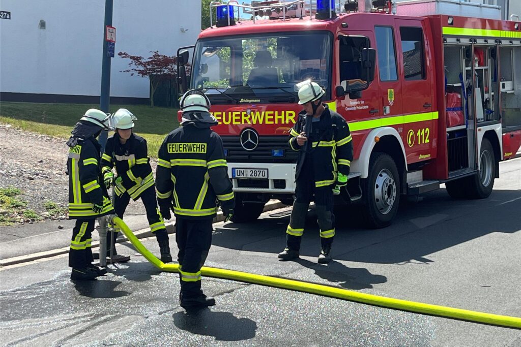 Die Holzwickeder Feuerwehr setzt einen Schlauch an einem Hydranten an. Die Holzwickeder Feuerwehr setzt einen Schlauch an einem Hydranten an.
