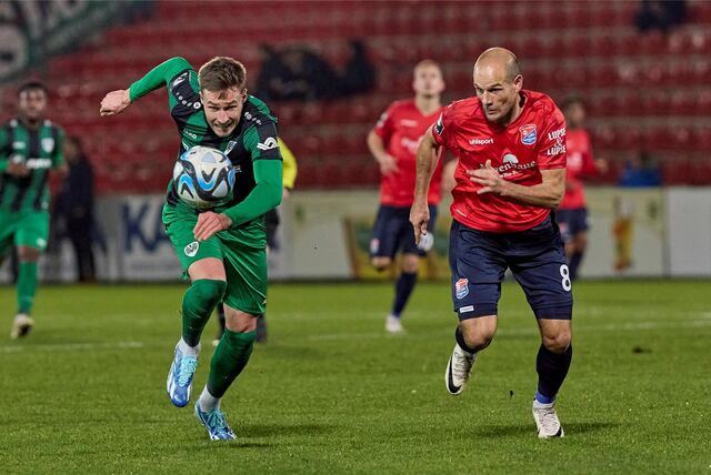 Joel Grodowski verfolgt den Ball.