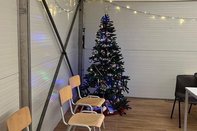 Auch in der Borker Zeltstadt kommt etwas Weihnachtsstimmung auf. Unter anderem ist ein Weihnachtsbaum aufgestellt.