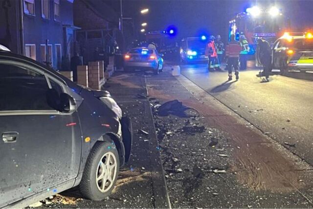 Bei dem Unfall am Ende der Verfolgungsjagd wurden mehrere Fahrzeuge beschädigt.