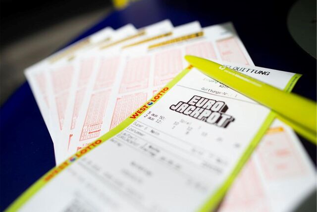 Ein Lottoschein mit der Aufschrift «Euro Jackpot» liegt in einer Annahmestelle.