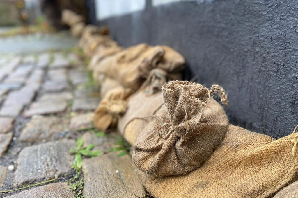 Viele Anwohner sichern ihre Häuser mit Sandsäcken - wie hier in der Mühlenstraße. Viele Anwohner sichern ihre Häuser mit Sandsäcken - wie hier in der Mühlenstraße.