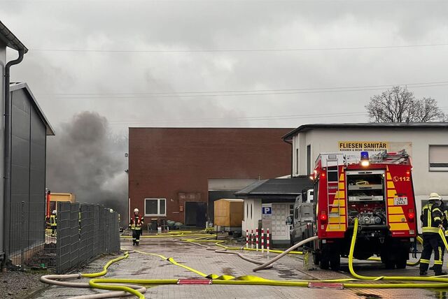Lagerhalle im Industriegebiet Selm brennt, die Feuerwehr löscht