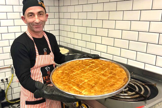 Frisch zubereitet und optisch bereits höchst interessant – und sehr lecker: das Käse-Börek im Großformat.