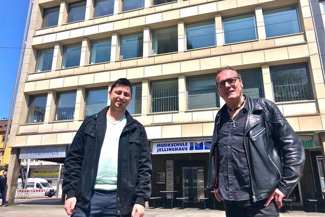 Alexander Schönert (r.) als Gesellschafter und musikalischer Leiter sowie Martin Staubach als Geschäftsführer und organisatorischer Leiter vor dem Standort gegenüber der Reinoldikirche.