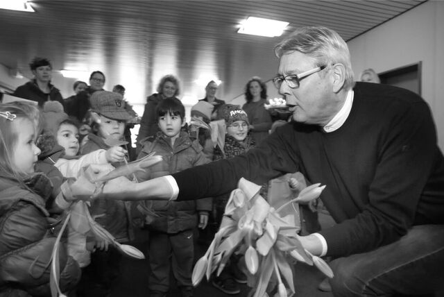 Reiner Brüggemann erhält Blumen von Kita-Kindern