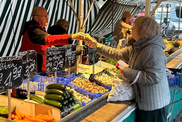 Michael Hubracht bedient Kunden an seinem letzten Tag auf dem Wochenmarkt.
