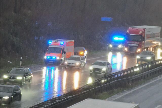Autos auf der A1 bei einbrechender Dunkelheit.
