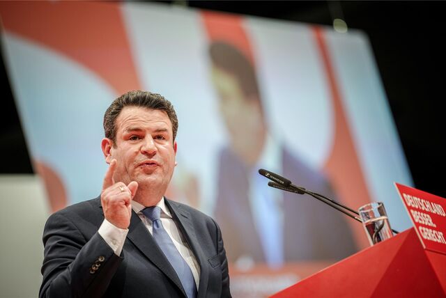 Hubertus Heil (SPD), Bundesminister für Arbeit und Soziales, spricht beim ordentlichen Bundesparteitag der SPD auf dem Berliner Messegelände.