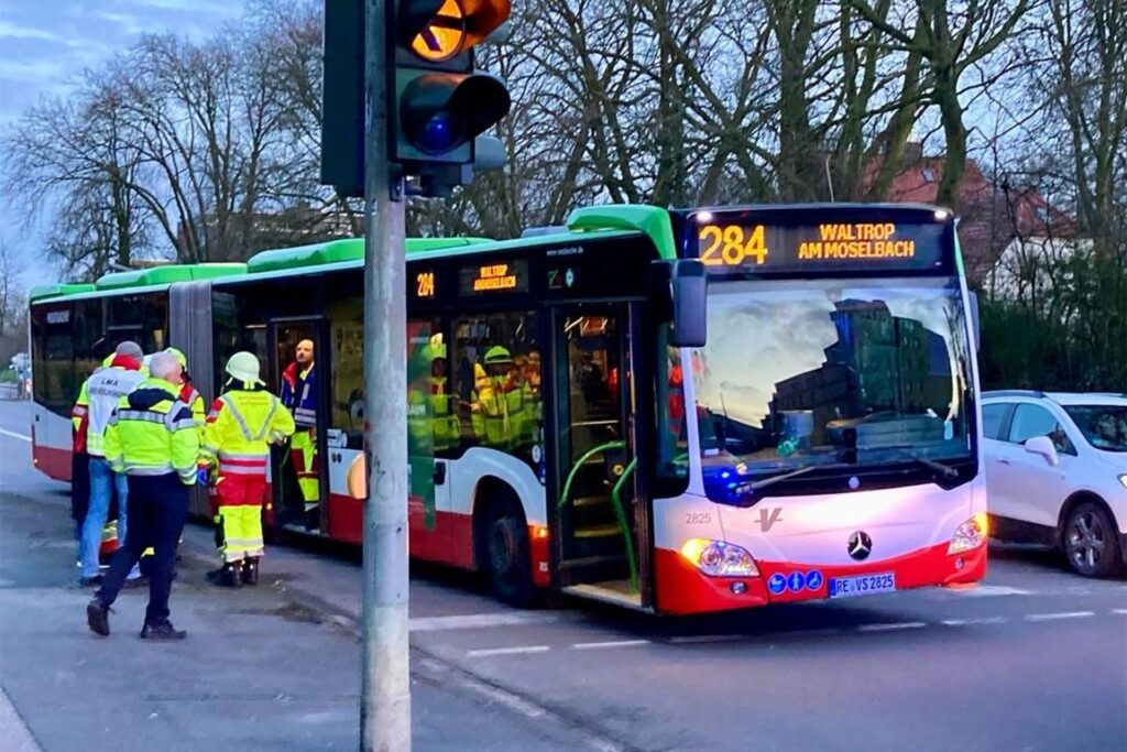 Ein LInienbus der Vestischen steht an einer Kreuzung in Waltrop. Darin befinden sich Einsatzkräfte. Ein LInienbus der Vestischen steht an einer Kreuzung in Waltrop. Darin befinden sich Einsatzkräfte.