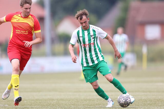 Dustin Nowak im Zweikampf.