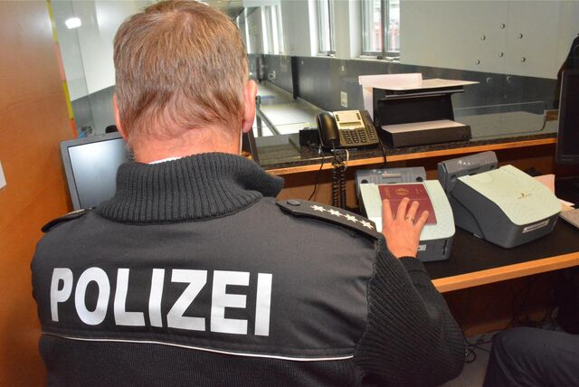Bei der Passkontrolle am Dortmunder Flughafen fiel der Bundespolizei eine Frau auf, die mit Haftbefehl gesucht wurde.