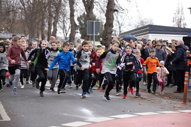 Kinder beim Start des Silvesterlaufs 2023.