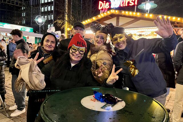 Die Stimmung in bei der Party in der Innenstadt war super.