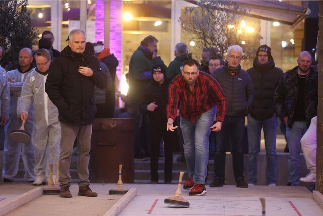 Ein Mann wirft beim Eisstock-Cup 2023 in Werne