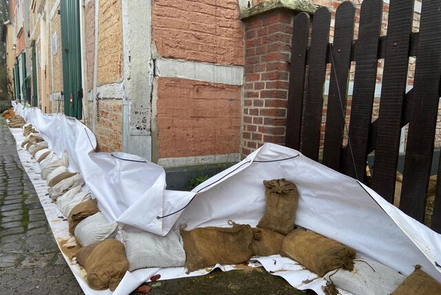 Sandsäcke vor einem Haus in der Schwerter Innenstadt