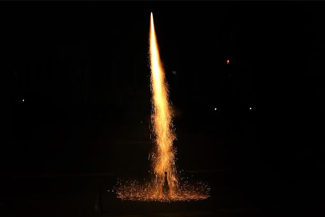 Eine Silvesterrakete startet aus einer Flasche.