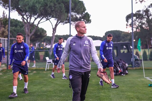 02.01.2024, Fussball, 2. Bundesliga, Saison 2023/2024, Wintertrainingslager FC Schalke 04 in Albufeira/Portugal, Cheftrainer Karel Geraerts (FC Schalke 04)


Foto: Tim Rehbein/RHR-FOTO
