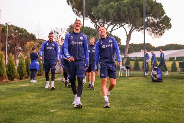 02.01.2024, Fussball, 2. Bundesliga, Saison 2023/2024, Wintertrainingslager FC Schalke 04 in Albufeira/Portugal, v. l. Timo Baumgartl (FC Schalke 04), Cedric Brunner (FC Schalke 04)


Foto: Tim Rehbein/RHR-FOTO