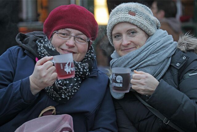 Zwei Frauen mit Glühwein