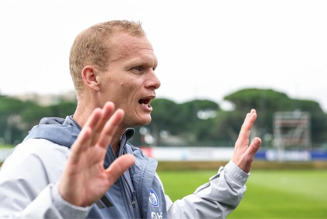 03.01.2024, Fussball, 2. Bundesliga, Saison 2023/2024, Wintertrainingslager FC Schalke 04 in Albufeira/Portugal, Cheftrainer Karel Geraerts (FC Schalke 04)


Foto: Tim Rehbein/RHR-FOTO
