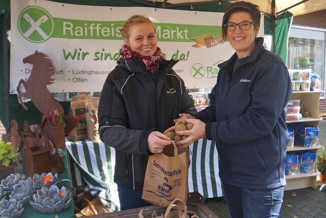 Zwei Händlerin stehen beim Kartoffelsamstag in Herbern vor ihrem Stand.