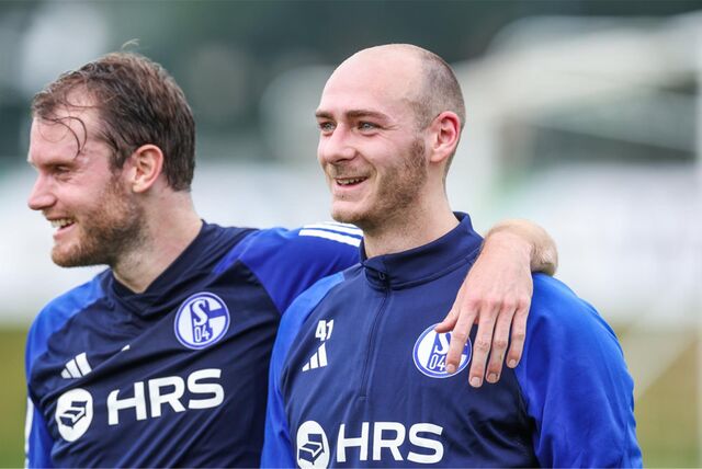04.01.2024, Fussball, 2. Bundesliga, Saison 2023/2024, Wintertrainingslager FC Schalke 04 in Albufeira/Portugal, v. l. Thomas Ouwejan (FC Schalke 04), Henning Matriciani (FC Schalke 04)


Foto: Tim Rehbein/RHR-FOTO