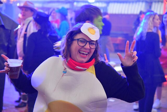 Eine als Spiegelei verkleidete Frau feiert beim Karneval in Selm.