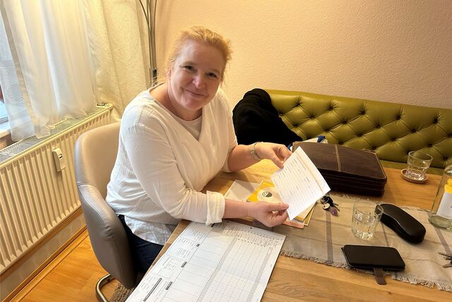 Kerstin Toms sitzt am Tisch im Gemeinschaftsraum des Geburtshauses in Unna.