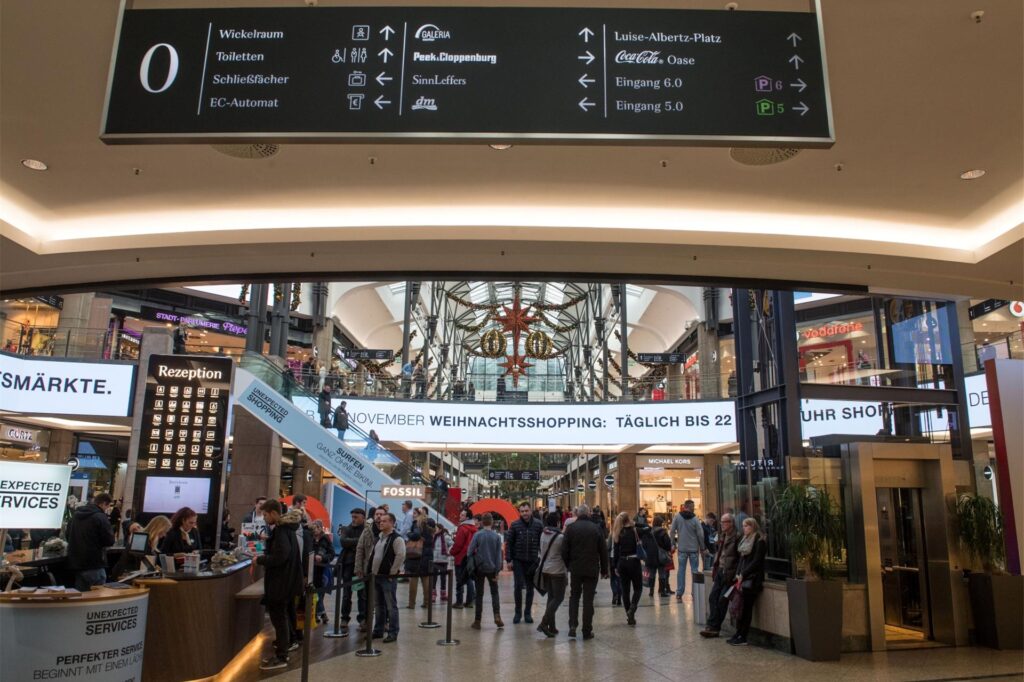 Kunden spazieren durch das Einkaufszentrum Centro in Oberhausen (NRW). Kunden spazieren durch das Einkaufszentrum Centro in Oberhausen (NRW).