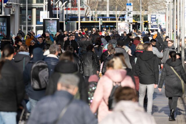 Viele Passanten sind zum verkaufsoffenen Sonntag in der Innenstadt unterwegs.