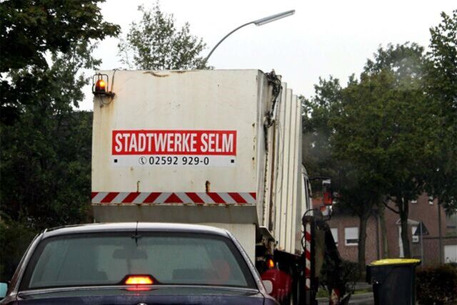 Ein Müllfahrzeug der Stadtwerke Selm beim Leeren der Tonnen.