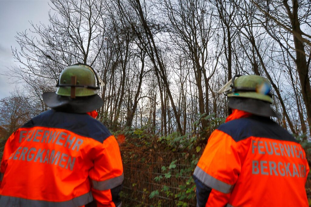 Feuerwehrleute aus Bergkamen begutachten Bäume, die durch einen Sturm in Schieflage geraten sind. Feuerwehrleute aus Bergkamen begutachten Bäume, die durch einen Sturm in Schieflage geraten sind.