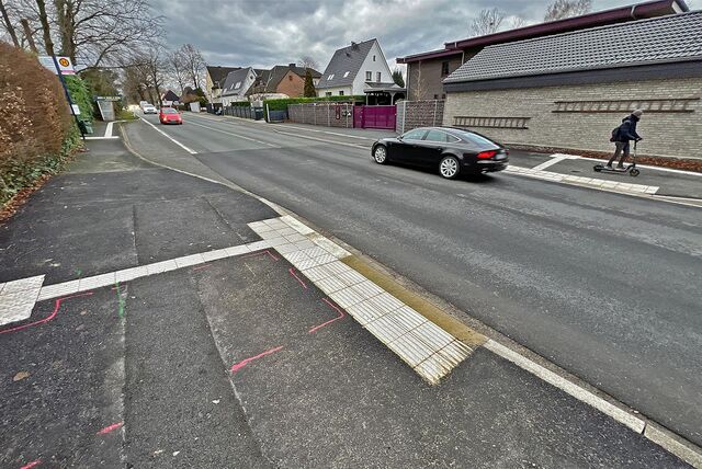 An der Hammer Straße in Unna-Alte Heide sind in den Gehwegen weiße Leitstreifen für Sehbehinderte eingebaut. Es soll eine Fußgängerampel gebaut werden.