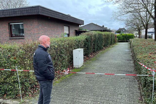 Alexander Krawczyk vor seinem Haus am Hortensienweg.