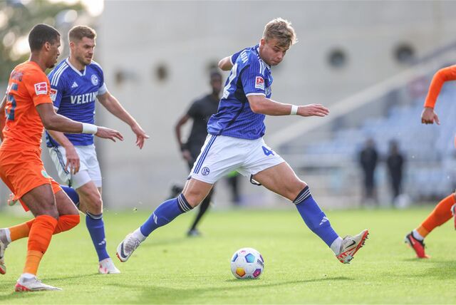 06.01.2024, Fussball, 2. Bundesliga, Saison 2023/2024,Testspiel, FC Schalke 04 – VfL Wolfsburg, Keke Topp (FC Schalke 04), Moritz Jenz (VfL Wolfsburg)


Foto: Tim Rehbein/RHR-FOTO

Foto: Dennis Ewert/RHR-FOTO