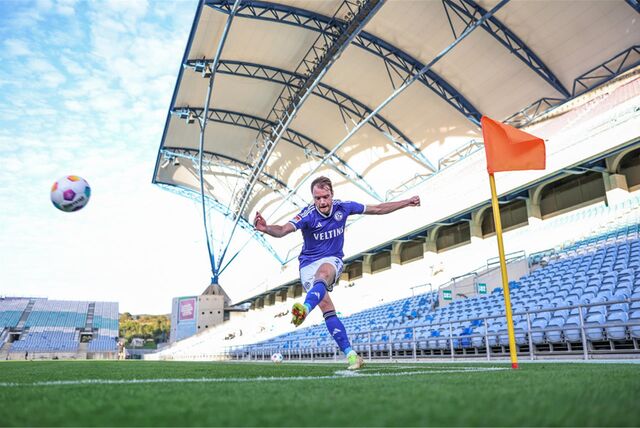 06.01.2024, Fussball, 2. Bundesliga, Saison 2023/2024,Testspiel, FC Schalke 04 – VfL Wolfsburg, Thomas Ouwejan (FC Schalke 04) schießt einen Eckball.


Foto: Tim Rehbein/RHR-FOTO