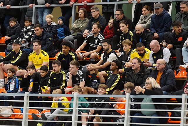 Der SuS Kaiserau wartet auf der Tribüne seinen nächsten Einsatz.
