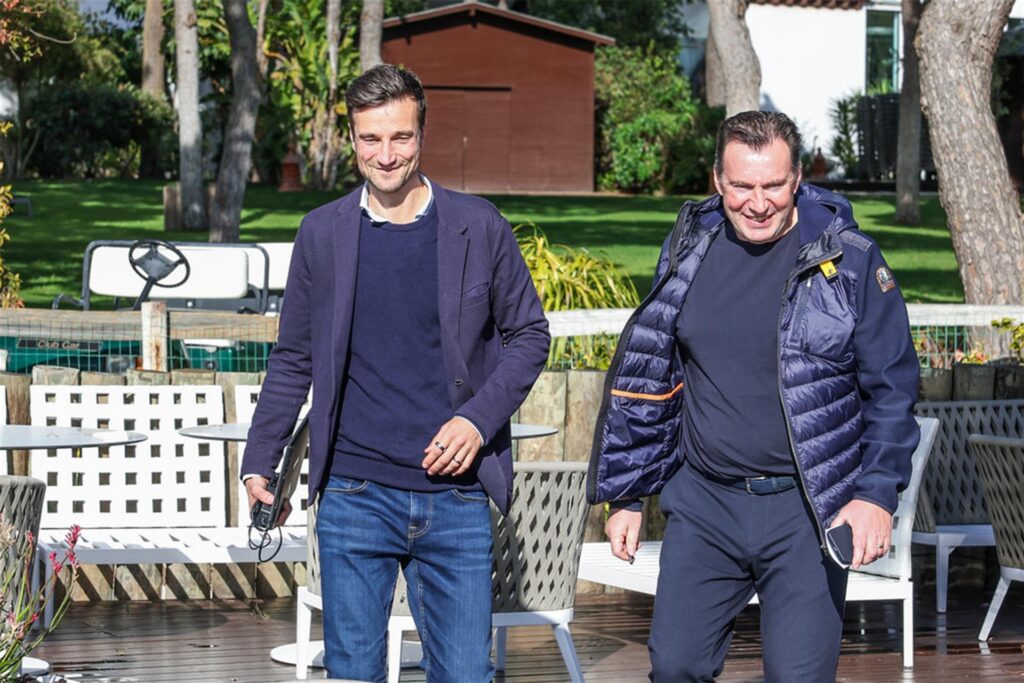 06.01.2024, Fussball, 2. Bundesliga, Saison 2023/2024, Wintertrainingslager FC Schalke 04 in Albufeira/Portugal, v. l. Mathias Tillmann (FC Schalke 04), Sportdirektor Marc Wilmots (FC Schalke 04)
Foto: Tim Rehbein/RHR-FOTO 06.01.2024, Fussball, 2. Bundesliga, Saison 2023/2024, Wintertrainingslager FC Schalke 04 in Albufeira/Portugal, v. l. Mathias Tillmann (FC Schalke 04), Sportdirektor Marc Wilmots (FC Schalke 04)
Foto: Tim Rehbein/RHR-FOTO