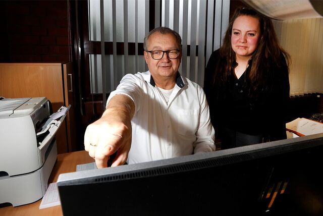 Dr. Detlev Kobusch und Jana Schlie blicken gemeinsam an einem Computerbildschirm.