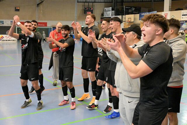 Der Lüner SV jubelt über den Gewinn der Hallenstadtmeisterschaft.