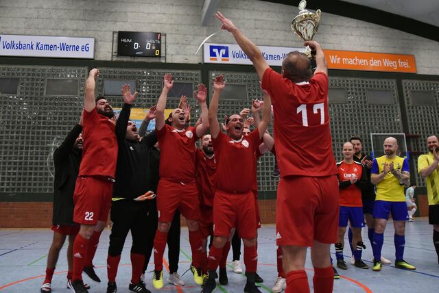 Der TSC Kamen feiert schon wieder. Diesmal haben die Altherren die Stadtmeisterschaft im Hallenfußball gewonnen.
