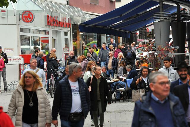 In der Schwerter Innenstadt tummeln sich Menschen.